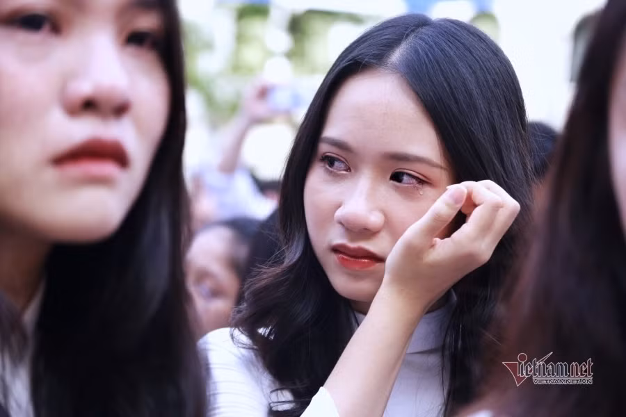 "Thời khắc cuối cùng còn là học sinh thật đáng nhớ. Mong các bạn sẽ luôn nhớ về nhau", học sinh rưng rưng nói.