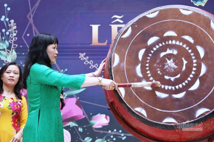 Tiếng trống cuối cùng vang lên cũng là lúc học trò lớp 12 chính thức chia tay mái trường.