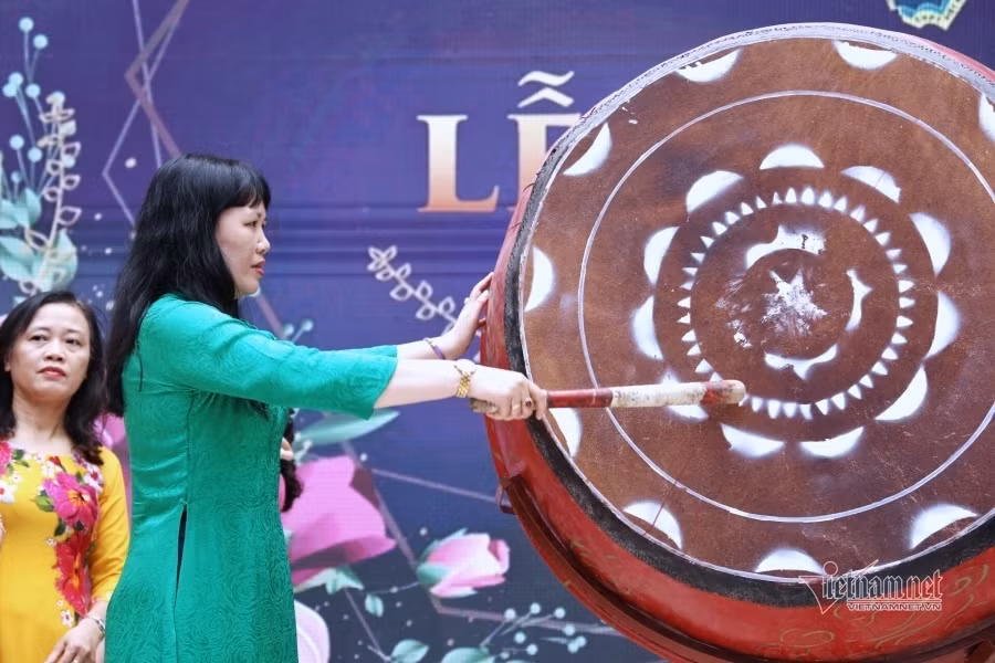 Tiếng trống cuối cùng vang lên cũng là lúc học trò lớp 12 chính thức chia tay mái trường.