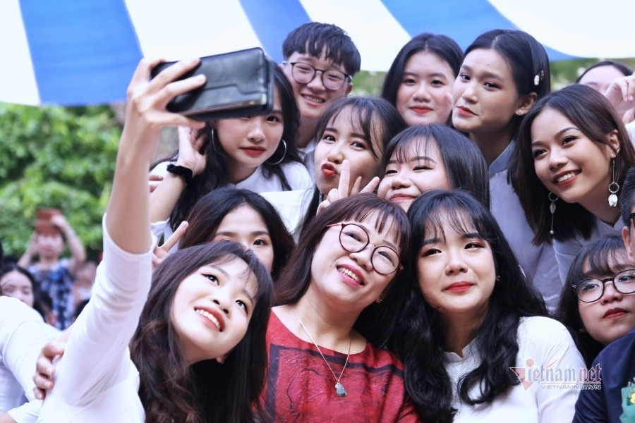 "Đó là năm học với hơn 100 ngày nỗ lực căng mình chống dịch. Đó cũng là năm học kéo dài với những đợt nắng kỷ lục. Nhưng các con cuối cùng cũng đã vượt qua để chuẩn bị bước vào bước tiến mới của cuộc đời. Tất cả đều cố gắng lưu lại khoảnh khắc cuối cùng bên bạn bè, thầy cô