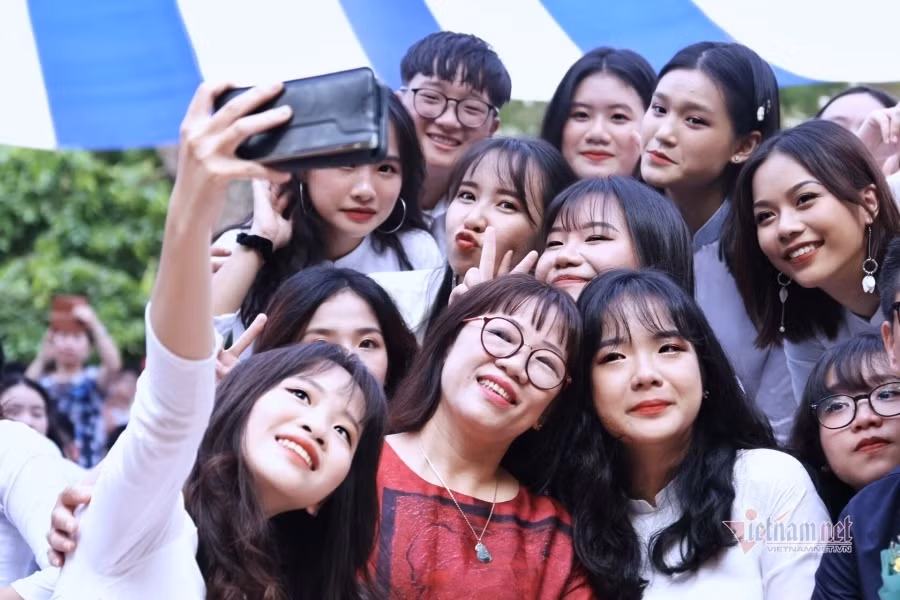 "Đó là năm học với hơn 100 ngày nỗ lực căng mình chống dịch. Đó cũng là năm học kéo dài với những đợt nắng kỷ lục. Nhưng các con cuối cùng cũng đã vượt qua để chuẩn bị bước vào bước tiến mới của cuộc đời. Tất cả đều cố gắng lưu lại khoảnh khắc cuối cùng bên bạn bè, thầy cô