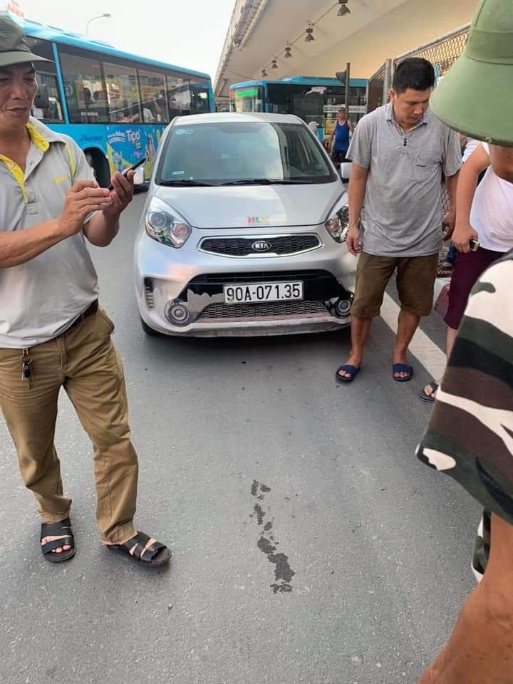 Trao đổi với PV Kiến Thức, một lãnh đạo CSGT đội 4, Công an TP Hà Nội xác nhận vụ việc trên và cho biết, chiến sĩ bị thương hiện đang được cấp cứu tại Bệnh viện Bạch Mai.