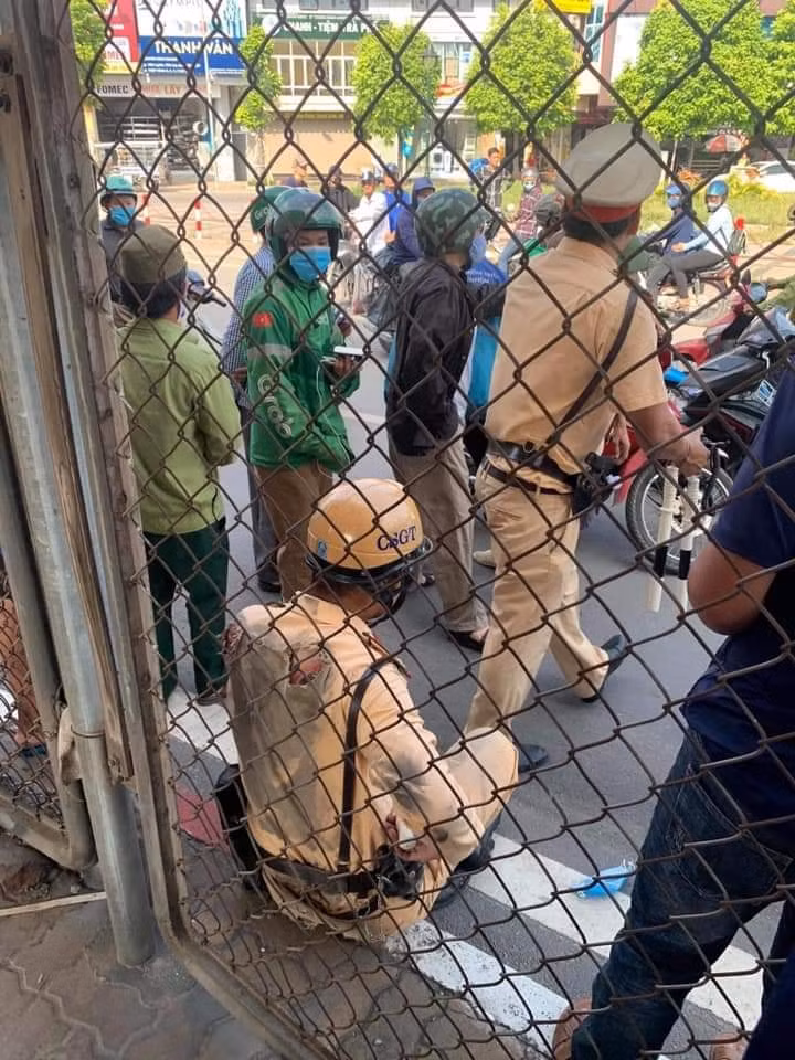 Chiếc xe chỉ dừng lại khi bị người dân cùng lực lượng chức năng ngăn chặn. Sau đó, trung úy Quang được đưa đi bệnh viện cấp cứu, đồng thời lực lượng chức năng lập biên bản đối với tài xế Hùng.