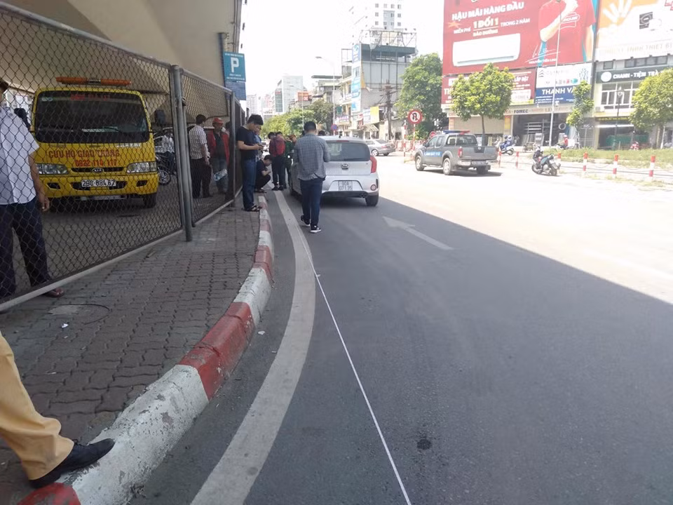 CSGT Hà Nội bị tài xế xe vi phạm kéo lê, lưng đỏ máu CSGT Ha Noi bi tai xe xe vi pham keo le, lung do mau