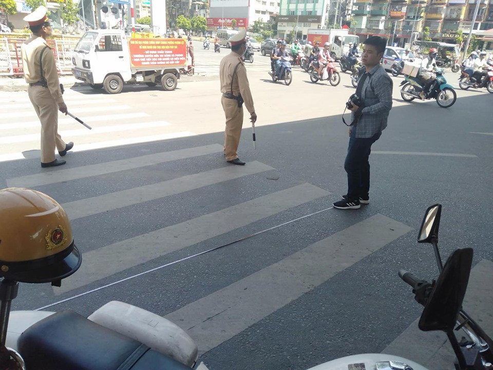 Lúc này, trung úy Vũ Văn Quang thuộc đội CSGT số 4, Công an TP Hà Nội đang làm nhiệm vụ đã ra hiệu lệnh dừng xe đối với nam tài xế. Tuy nhiên, tài xế không dừng mà còn bỏ chạy kéo lê trung úy Quang khoảng 27 mét, khiến chiến sỹ CSGT bị thương.