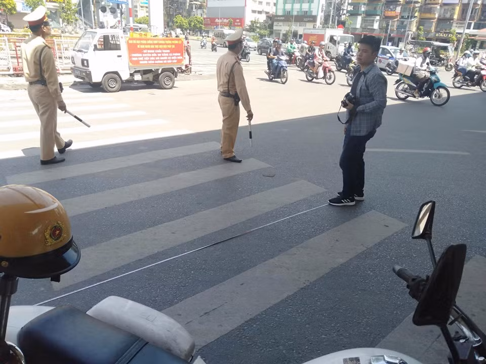 Lúc này, trung úy Vũ Văn Quang thuộc đội CSGT số 4, Công an TP Hà Nội đang làm nhiệm vụ đã ra hiệu lệnh dừng xe đối với nam tài xế. Tuy nhiên, tài xế không dừng mà còn bỏ chạy kéo lê trung úy Quang khoảng 27 mét, khiến chiến sỹ CSGT bị thương.