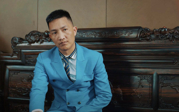 Đồng thời Bùi Xuân Huấn đã có hành vi thực hiện bán 2 cuốn sách khi không có Giấy chứng nhận đăng ký hộ kinh doanh theo Điều 66, Nghị định 78/2015/NĐ-CP của Chính phủ quy định về đăng ký doanh nghiệp.