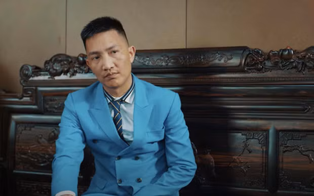 Đồng thời Bùi Xuân Huấn đã có hành vi thực hiện bán 2 cuốn sách khi không có Giấy chứng nhận đăng ký hộ kinh doanh theo Điều 66, Nghị định 78/2015/NĐ-CP của Chính phủ quy định về đăng ký doanh nghiệp.