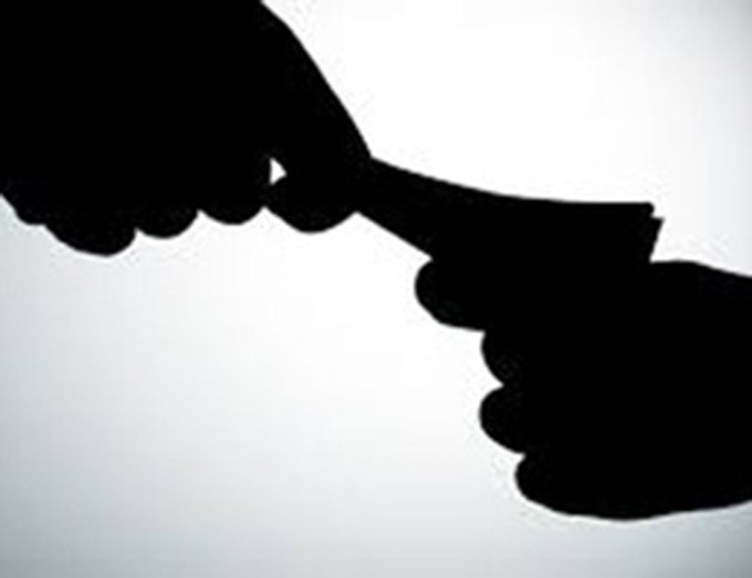 Lập zalo giả gái, dùng ảnh "nóng" tống tiền 16 chàng trai: Ngày 27/3, TAND huyện Krông Pắk (tỉnh Đắk Lắk) đã tuyên phạt 2 năm tù đối với bị cáo Lê Công Toàn (SN 1995, ngụ xã Ea Phê, huyện Krông Pắk) về tội “Cưỡng đoạt tài sản”. Theo cáo trạng, khoảng tháng 10/2018, Toàn sử dụng điện thoại di động lập 1 tài khoản Zalo có tên “Lê Duyên”. Qua đó, Toàn tải một số hình ảnh khỏa thân về điện thoại rồi cài đặt hình nền zalo là người phụ nữ. (Ảnh minh họa).