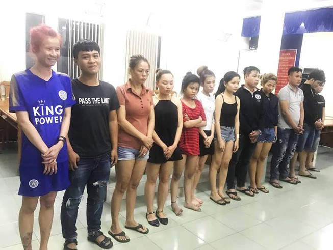  Nhóm giả gái mại dâm trong 3 năm lừa hàng nghìn nạn nhân: Ngày 10/6/2019, Đội 6, Phòng cảnh sát Hình sự (PC02), TP HCM triệt phá đường dây chuyên giả gái mại dâm, lấy tài sản của khách mua dâm. Đây là đường dây hoạt động chuyên nghiệp, có tổ chức, lừa đảo rất nhiều nạn nhân nhiều năm nay ở khu vực gần ngã tư An Sương (xã Bà Điểm, huyện Hóc Môn).