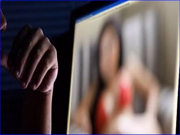 Cũng theo cáo trạng, với thủ đoạn như trên, Toàn còn cưỡng đoạt tài sản của 13 người khác trên địa bàn tỉnh với số tiền hơn 13,4 triệu đồng. Ngoài ra, Toàn còn khai nhận đã chiếm đoạt của 2 chàng trai tên zalo "P.H" và zalo "H.T" tổng số tiền hơn 3 triệu đồng (nhưng chưa xác định được chủ tài khoản). (Ảnh minh họa)