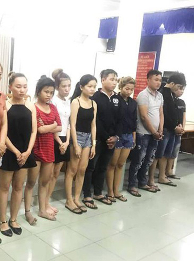 Băng của anh em Giang - Vỹ hoạt động khoảng từ năm 2017, những thành viên gồm cả nam và nữ trong nhóm được tung ra đón khách dọc quốc lộ 1A (đoạn thuộc xã Bà Điểm). Khi có người đồng ý mua dâm thì họ đưa vào các khách sạn đã có sắp xếp từ trước. Mánh khóe này được hai anh em học được trong quá trình chạy xe tải. Người mua dâm được ra giá từ 250 ngàn đến 400 ngàn đồng/lần. Số tiền ban đầu mà cảnh sát xác định nhóm này đã thu lợi bất chính, ăn chia khoảng 1 tỷ đồng trong 3 năm. Xem thêm video: 23 vụ lừa đảo siêu tinh vi qua Zalo. Nguồn: VTC 14.