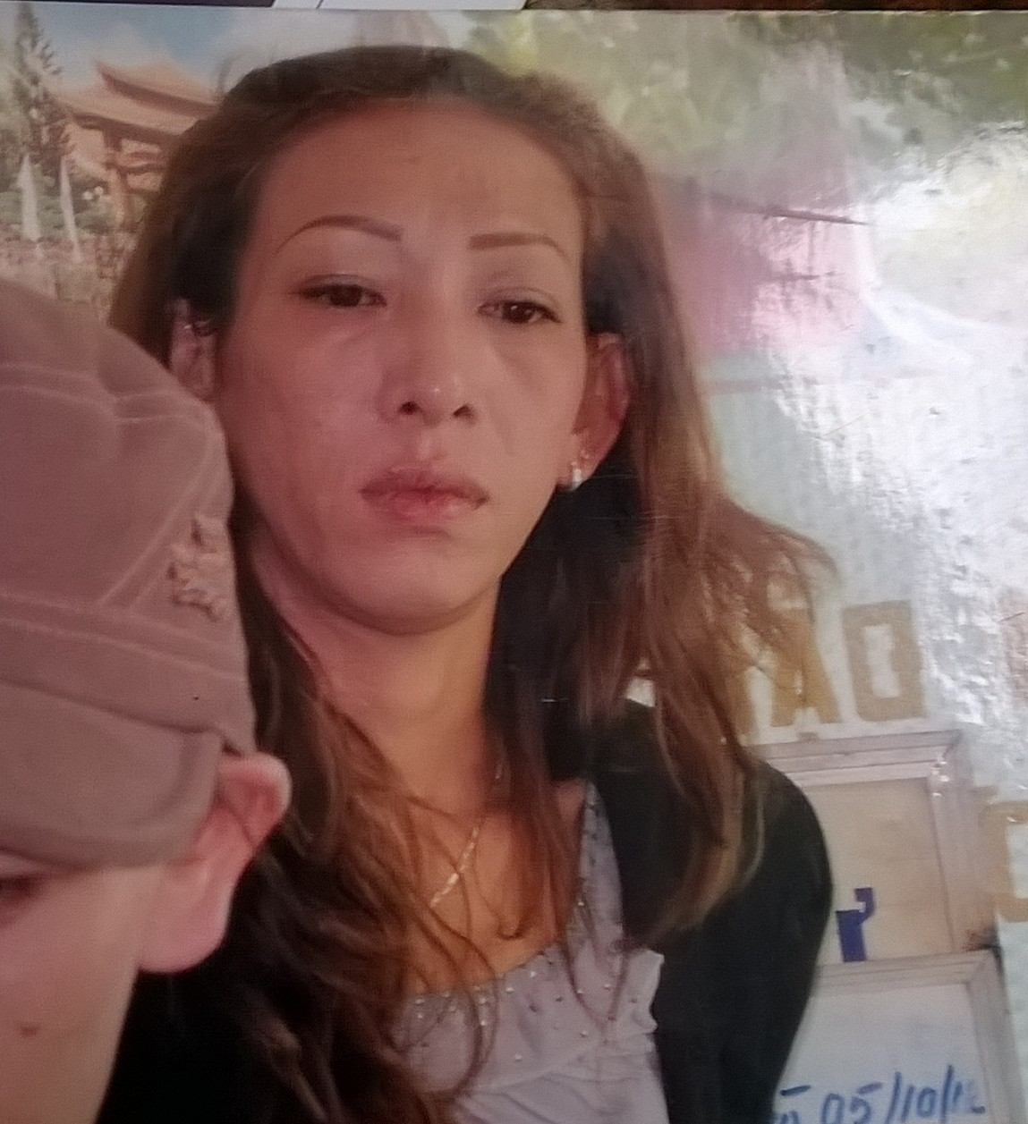 Sau đó, Tuấn ra Đà Nẵng, cải trang thành nữ giới đi trộm. Trưa 27/6, sau khi cải trang thành nữ, Tuấn điều khiển xe máy BS 43S5 - 8649 ngang cửa hàng nội thất Công ty TNHH MTV Thương mại Dịch vụ Đan Phượng (313 - 315 Tôn Đản (P.Hòa An, Q.Cẩm Lệ), giả vờ vào coi hàng. Tại đây, Tuấn trộm 2 điện thoại di động trị giá khoảng 50 triệu đồng của bà chủ Hà Thị Thanh Vân (37 tuổi).