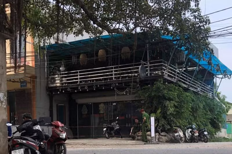 Dang ngoi uong cafe, nguoi dan ong bi 