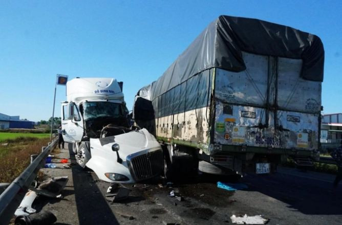 Còn tài xế xe container cũng bị thương do va đập mạnh. 