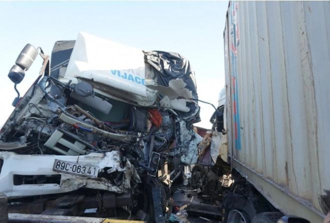 Do vị trí tai nạn nằm ở đường hẹp nên khiến giao thông trên tuyến đường này ách tắc kéo dài. Đến 9h cùng ngày, hiện trường vụ tai nạn giao thông vẫn chưa được giải tỏa xong.