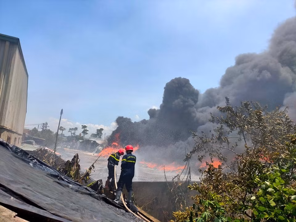 Theo thông tin ban đầu, vụ cháy dự dội tại Khu công nghiệp Tây Bắc Ga xảy ra vào khoảng 11h30 ngày 6/7, tại khu nhà xưởng phế liệu trong Khu công nghiệp Tây Bắc Ga thuộc phường Đông Lĩnh, TP Thanh Hóa. 