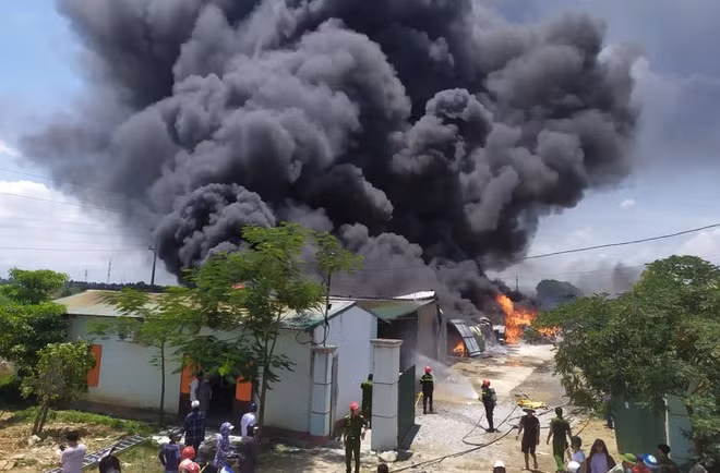 Chiều cùng ngày, trao đổi với PV Kiến Thức, vị lãnh đạo UBND phường Đông Lĩnh xác nhận vụ việc trên và cho biết, hiện nguyên nhân vụ cháy dữ dội tại Khu công nghiệp Tây Bắc Ga đang được cơ quan chức năng điều tra, làm rõ.