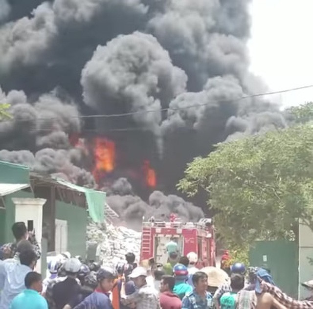 Ngay sau khi nhận được thông tin về vụ cháy, lực lượng Cảnh sát PCCC đã có mặt để tham gia dập lửa.