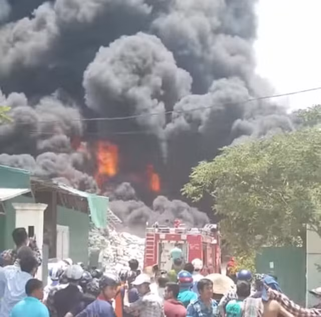 Ngay sau khi nhận được thông tin về vụ cháy, lực lượng Cảnh sát PCCC đã có mặt để tham gia dập lửa.