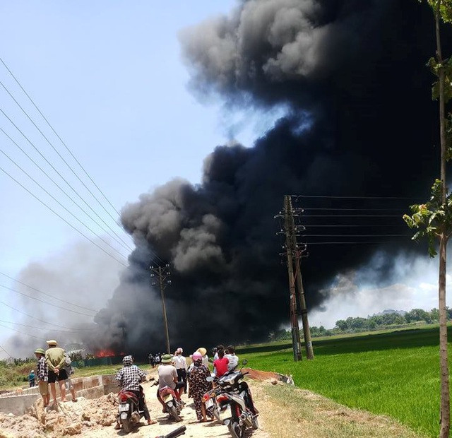 Ngọn lửa nhanh chóng bao trùm khu vực rộng khoảng 2.000 m2.