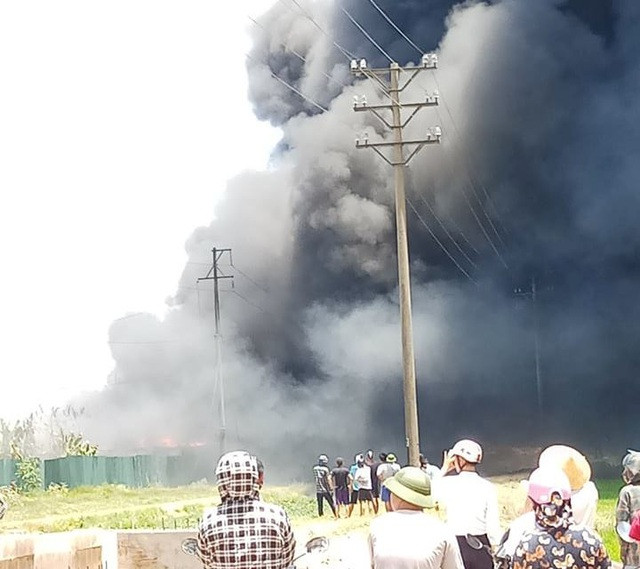 Lực lượng Cảnh sát PCCC đang tiếp tục tiếp cận hiện trường, nỗ lực dập lửa.