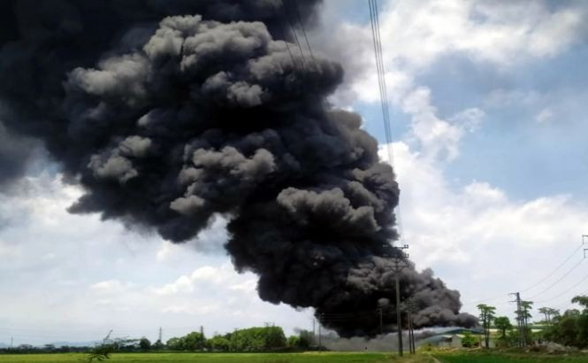 Đến khoảng 13h, lực lượng Cảnh sát PCCC đã tiến hành dập lửa phía ngoài và tiếp cận được bên trong nhà xưởng để khống chế đám cháy. 