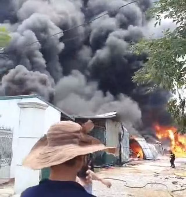 Nhiều tiếng nổ lớn vang lên, cột khói đen bốc cao hàng chục mét. Công nhân chỉ kịp sơ tán một ít hàng hóa. 