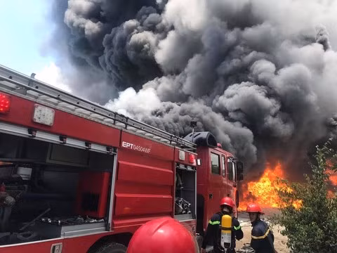 Đám cháy dữ dội kèm theo cột khói đen cao khiến nhiều người dân hoảng loạn. 