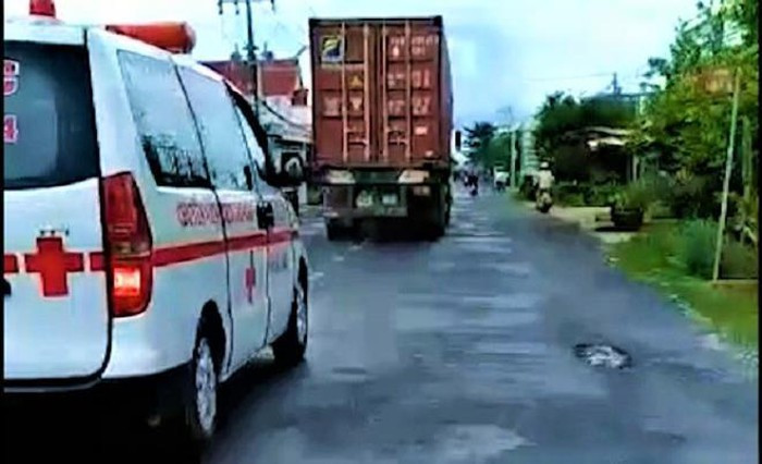  Tài xế container không cho xe cứu thương vượt: Liên quan đến đoạn clip xe cứu thương hú còi, container quyết không cho vượt lan truyền trên mạng xã hội, Công an huyện Tân Hiệp (tỉnh Kiên Giang) cho biết đang tra cứu biển số xe để truy tìm tài xế container để mời lên làm việc. 