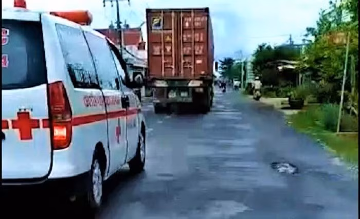  Tài xế container không cho xe cứu thương vượt: Liên quan đến đoạn clip xe cứu thương hú còi, container quyết không cho vượt lan truyền trên mạng xã hội, Công an huyện Tân Hiệp (tỉnh Kiên Giang) cho biết đang tra cứu biển số xe để truy tìm tài xế container để mời lên làm việc. 