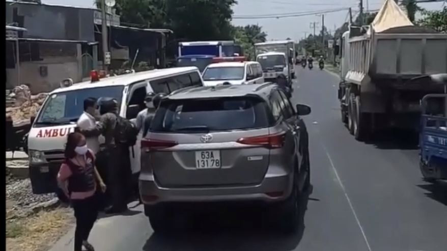  Tài xế ép xe cứu thương lao ra lề đường: Đoạn clip ghi lại hình ảnh một tài xế vi phạm Luật Giao thông trắng trợn, cố tình lấn sang trái đường để ép 2 chiếc xe cứu thương đang hụ còi phải lao vào lề đường... 