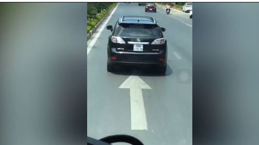 Lực lượng cứu hỏa trên xe liên tục phát loa thông báo “đề nghị xe 38A - 176.36 dẹp vào lề đường bên phải, nhường đường xe chữa cháy đi làm nhiệm vụ", thế nhưng tài xế xe Lexus này vẫn tiếp tục cho xe chạy phía trước, không rẽ phải dù làn đường bên phải khá vắng. 