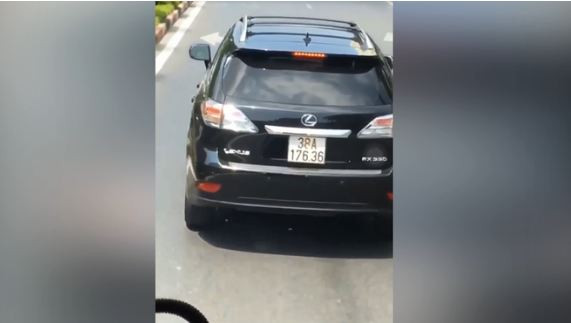  Lexus "ngáng đường" xe cứu hỏa đang đi chữa cháy: Ngày 10/4/2019, trên mạng xã hội lan truyền đoạn video clip ghi lại cảnh một xe cứu hỏa đang chạy trên đường phố thành phố Vinh (Nghệ An) hụ còi để đi chữa cháy kho phế liệu ở xã Nghi Kim (thành phố Vinh). Khi xe cứu hỏa đang chạy trên đường Quang Trung để ra hiện trường vụ cháy và liên tục hụ còi, phát loa thông báo các phương tiện phía trước nhường đường nhưng ô tô Lexus mang biển số 38A - 176.36 đi phía trước vẫn không chịu nhường đường. 