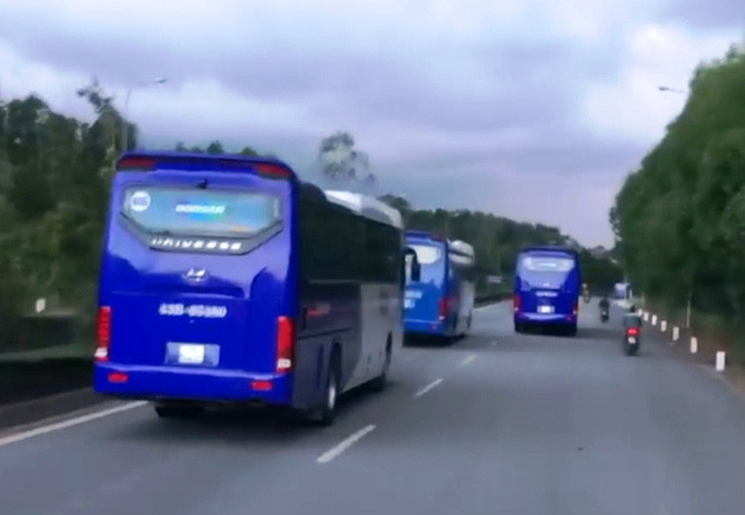 Nhung vu o to, container “ngang duong” xe uu tien gay phan no-Hinh-2