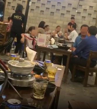 Xon xao clip be gai hoc bai trong quan nhau