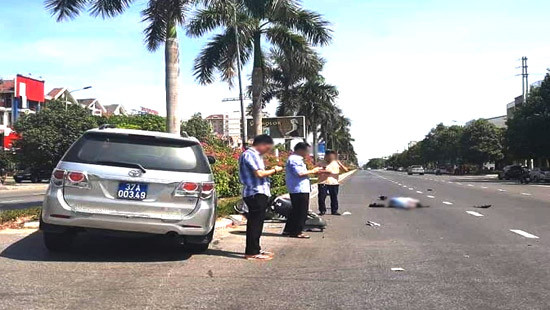 Va cham voi xe cua Tinh uy Nghe An, co gai bi thuong nang