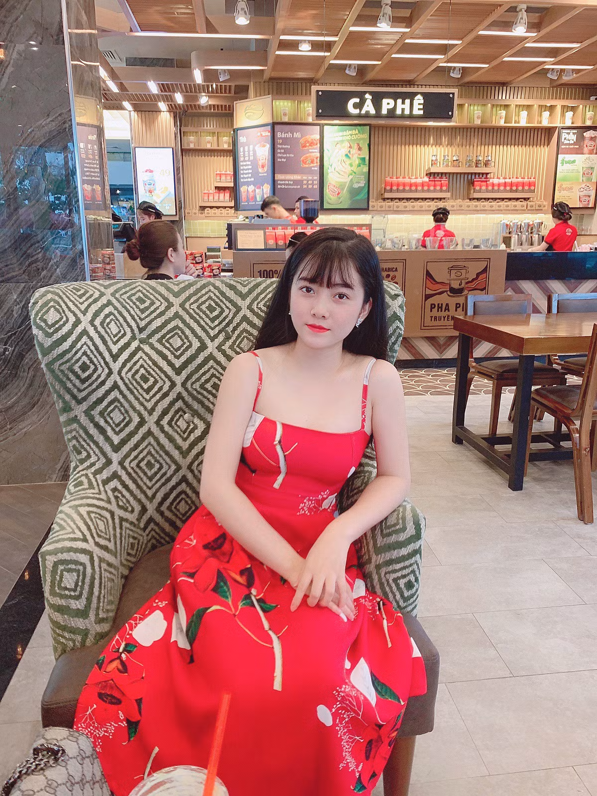 Khoảng 13h ngày 24/9, Công an TP Vinh bất ngờ kiểm tra nhà nghỉ Hồng Quyết 2, phường Lê Lợi. Qua đó, phát hiện tại phòng 103, có Nguyễn Văn H. (SN 1979) trú tại huyện Nam Đàn đang có hành vi mua dâm với Bùi Thị H. (SN 1995) trú tại xã Cẩm Long, huyện Cẩm Thủy, tỉnh Thanh Hóa. 