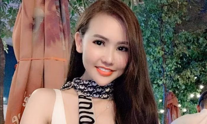 Má mì này chỉ nhận "đặt" qua điện thoại và không bao giờ gặp khách mua dâm. Cúc đưa ra giá 7-10 triệu đồng một lượt nếu phục vụ tại Hà Nội; giá đi khách ở tỉnh là 20 triệu đồng. Nếu khách có nhu cầu cần đi tour, Cúc thỏa thuận giá từ 3.000 USD đến 5.000 USD (trong vòng 3-5 ngày). Mọi chi phí đi lại của gái bán dâm, khách phải trả tiền thêm. 