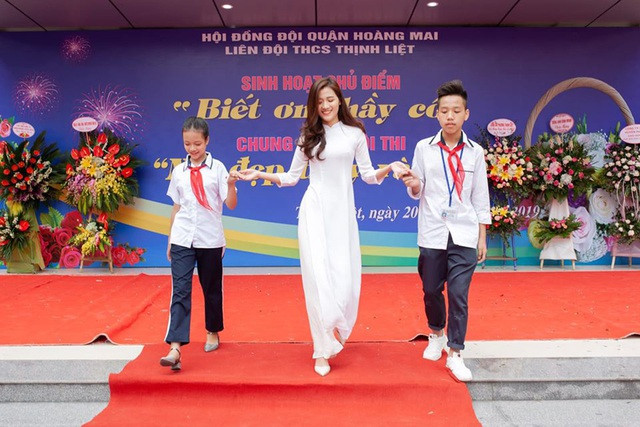 Co giao cuc hot tren mang xa hoi, xinh chang kem canh hot girl