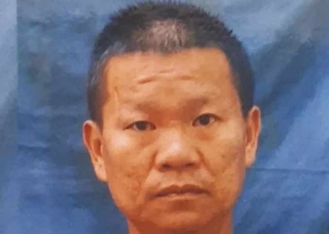 Be gai bi hang xom cuong buc roi cho 2.000 dong de bit mieng