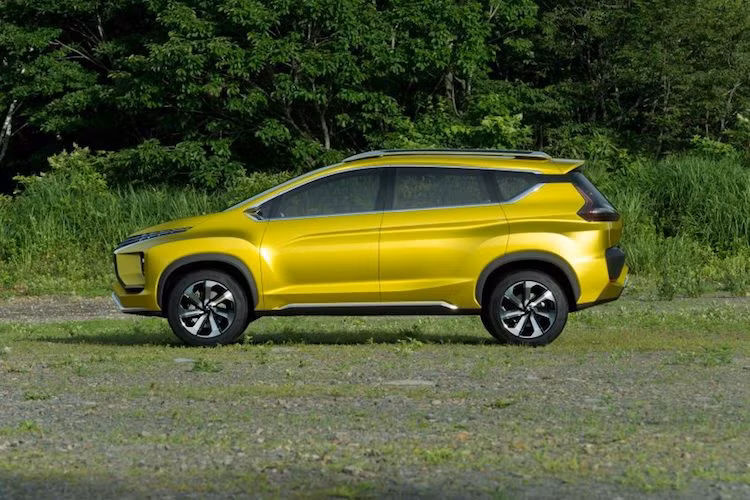 Với ý tưởng là một mẫu MPV "lai" SUV dành riêng cho các nước Đông Nam Á có bề mặt đường "không chuẩn", XM có khoảng sáng gầm xe cùng hành trình giảm xóc lớn, cùng với các vòm bánh xe ốp nhựa đen khỏe khoắn như trên những chiếc SUV. Cột C của chiếc xe có một thanh nhựa đen tạo cảm giác như cửa kính hai bên "chảy" về phía sau xe - tương tự như Lexus RX hay Nissan Murano mới.