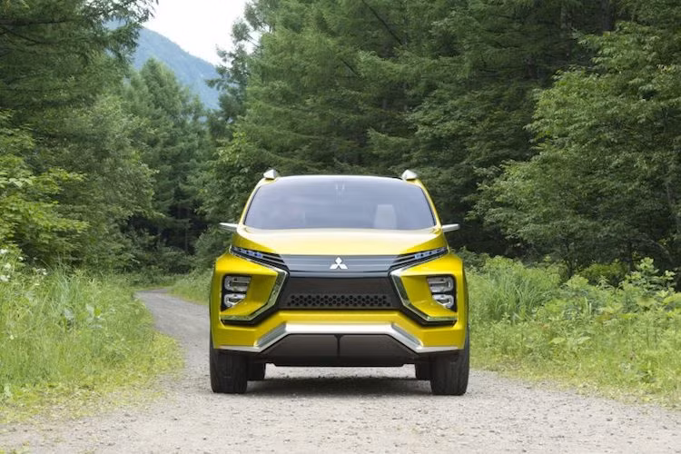 Tên gọi XM của mẫu xe ý tưởng này được ghép từ chữ X - tượng trưng cho xe SUV và M - viết tắt của MPV. Là mẫu xe mới nhất của Mitsubishi, XM Concept cũng sở hữu thiết kế phần đầu mang hình chữ X theo ngôn ngữ mới nhất của hãng là Dynamic Shield. Tuy nhiên so với những mẫu xe thương mại, "lưới tản nhiệt" thật đã được chuyển xuống dưới, trong khi ở phía trên là mặt ca-lăng nối liền với các đèn pha sắc sảo.