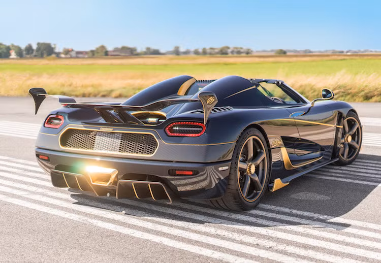 Tại lễ hội Salon Privé Concours d'Elegance, Koenigsegg Naraya sẽ được trưng bày tại cung điện Blenheim Palace ở vùng Oxfordshire, Anh Quốc bên chiếc One-1 với vỏ carbon xanh tương tự và chiếc Agera R cuối cùng được sản xuất. Sau đó, hãng xe Koenigsegg sẽ làm lễ giao xe chính thức cho vị đại gia bí ẩn.