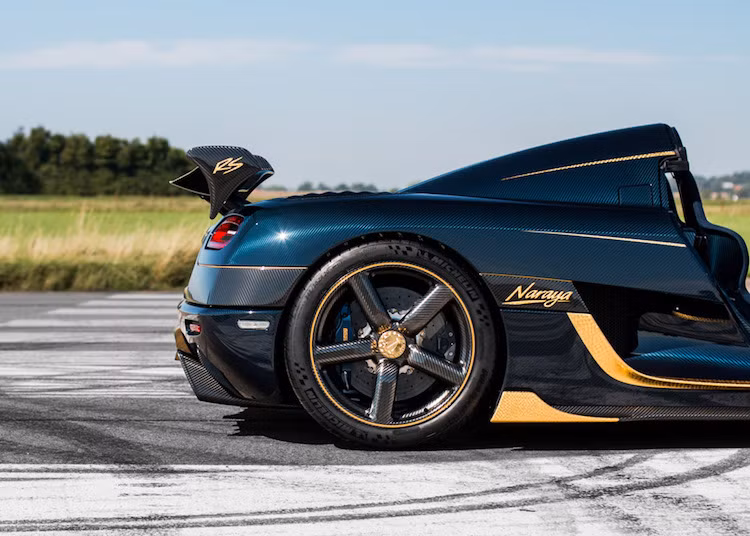 Để có thể thực hiện việc dát vàng cho xe, Koenigsegg đã mời nghệ nhân người Ý Ettore “Blaster” Callegaro tới Thụy Điển. Sau đó, nghệ nhân này đã phải mất 2 tuần làm việc với 6 ngày mỗi tuần, mỗi ngày 12 giờ làm việc để dát vàng hoàn toàn bằng tay.