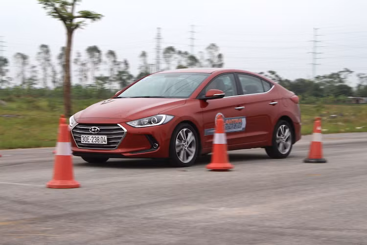 Ngoài ra, cuối sa hình còn có một đoạn đường thẳng để thử nghiệm khả năng tăng tốc và các hệ thống an toàn trên xe như ABS, EBD, hỗ trợ phanh khẩn cấp BA. Điều kiện này cũng là dịp tốt để sử dụng chế độ lái thể thao của Elantra 2016.