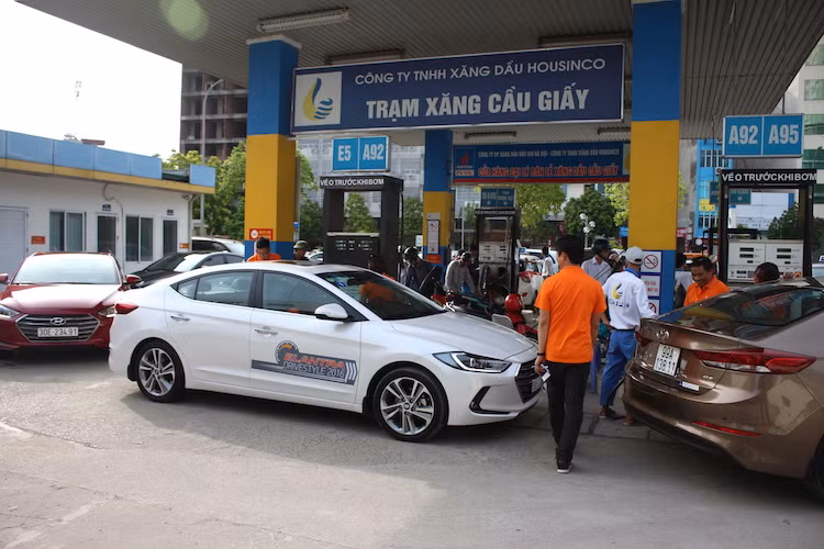 Hành trình trải nghiệm xuất phát từ Hà Nội và kết thúc ở cố đô Ninh Bình, với chiều dài khoảng 155 km. Trước khi cả đoàn khởi hành xuất phát, cả 8 chiếc Elantra đều được bơm đầy nhiên liệu để chuẩn bị tham gia vào cuộc thi lái xe tiết kiệm.