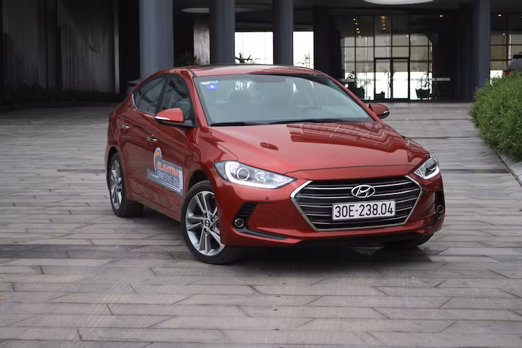 Hyundai Elantra 2016 được Hyundai Thành Công sản xuất và lắp ráp trên dây chuyền công nghệ được chuyển giao trực tiếp từ Tập đoàn Hyundai Hàn Quốc và bán ở Việt Nam với 6 phiên bản. Mức giá khởi điểm của xe tại Việt Nam là từ 615 triệu đồng cho phiên bản 1.6 MT.