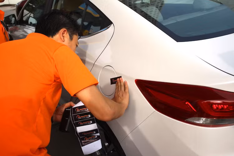 Sau khi được đổ đầy tại trạm xăng, mỗi chiếc xe đều được đại diện của Hyundai Thành Công đã cho niêm phong nắp xăng để đảm bảo công bằng cho cuộc thi.