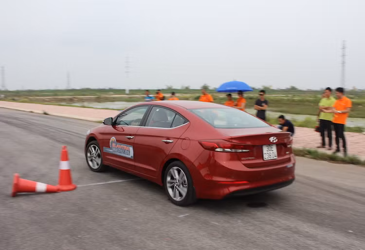 Ở Ninh Bình, Hyundai Thành Công đã tổ chức một khu vực trải nghiệm để giúp người tham gia có thể khai thác tối đa hiệu năng của xe trong điều kiện bản thân cho phép, cũng như thử nghiệm khả năng tăng tốc, tay lái và các hệ thống an toàn của xe. Cũng giống như buổi sáng, 2 tay lái "cứng" nhất của từng đội sẽ cùng "thi đấu" với nhau bằng cách vượt qua sa hình được bố trí sẵn trong thời gian ngắn nhất.